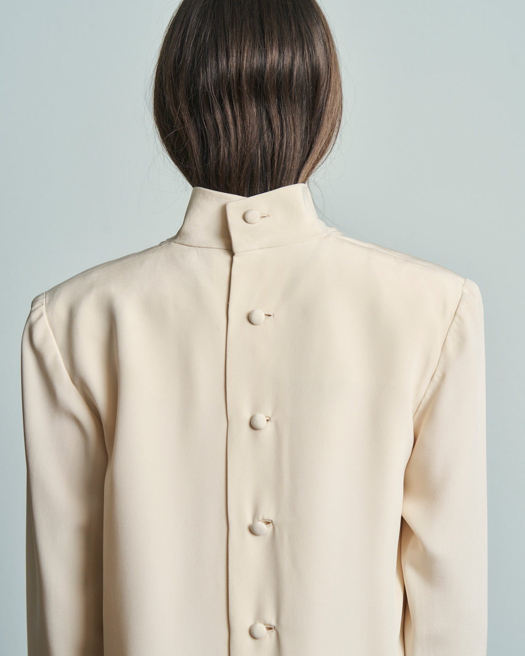 Blusa in seta sartoriale anni 80 avorio collo alto a V e apertura sul retro