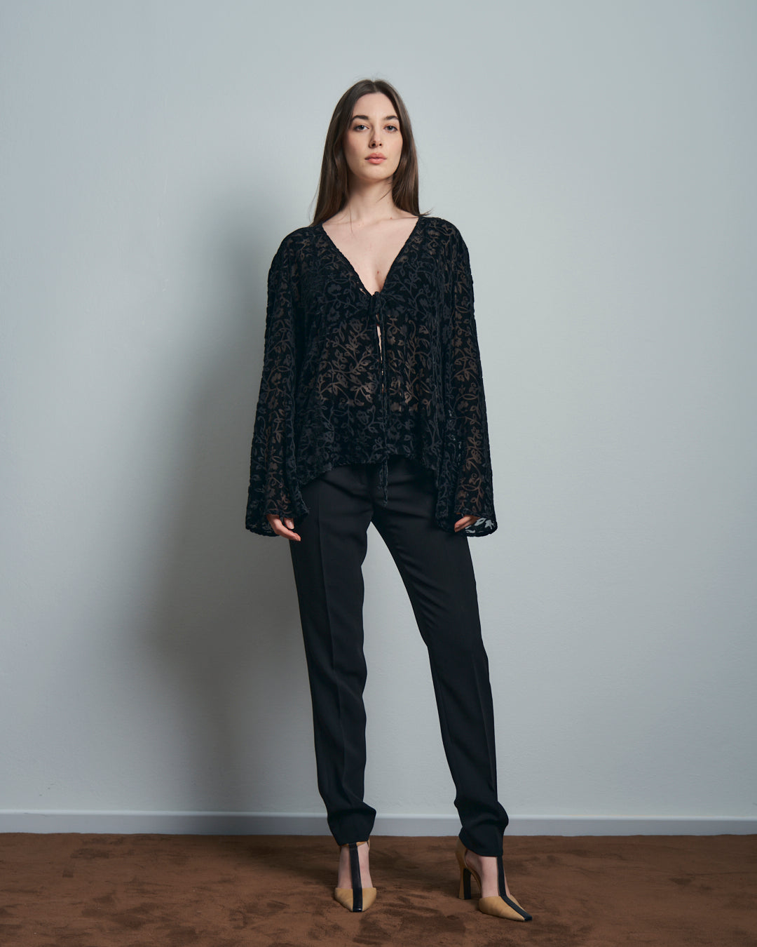 Blusa aperta con laccio in velluto devore