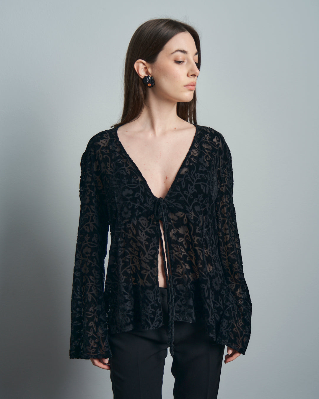 Blusa aperta con laccio in velluto devore