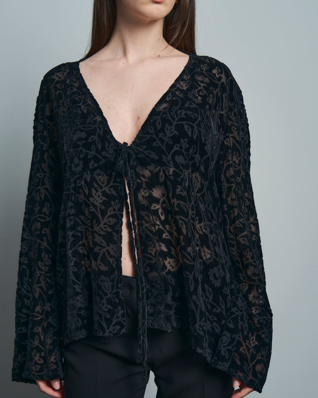 Blusa aperta con laccio in velluto devore