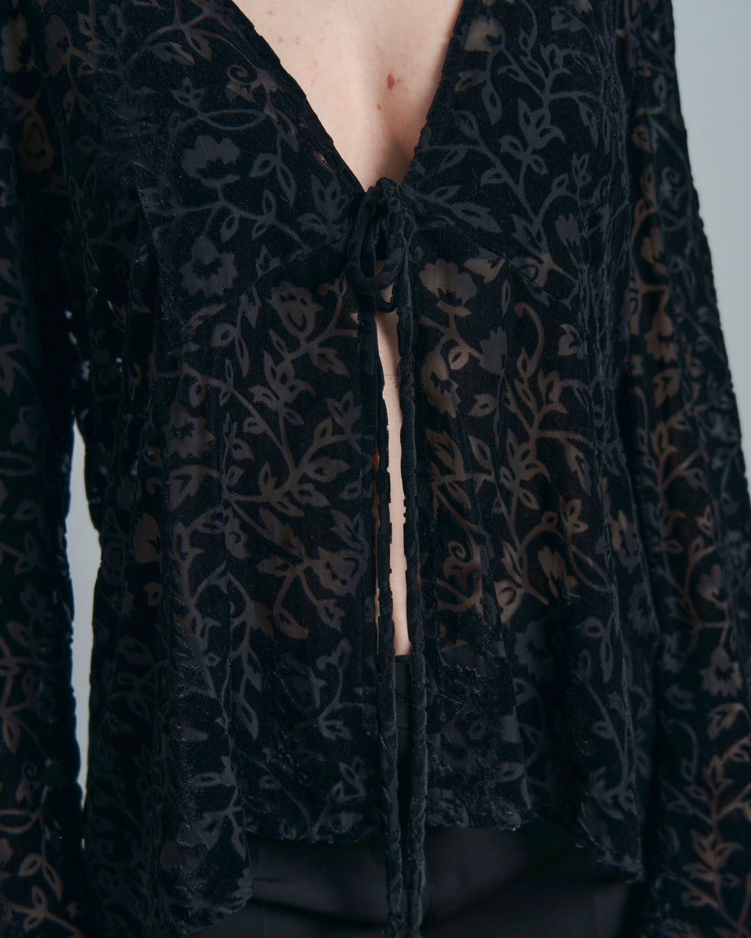 Blusa aperta con laccio in velluto devore