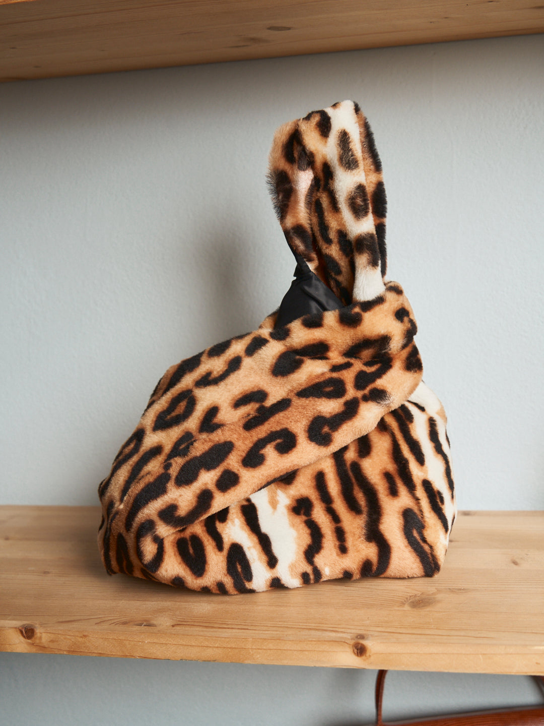 Borsa a sacchetto in pelle di montone maculato chiaro