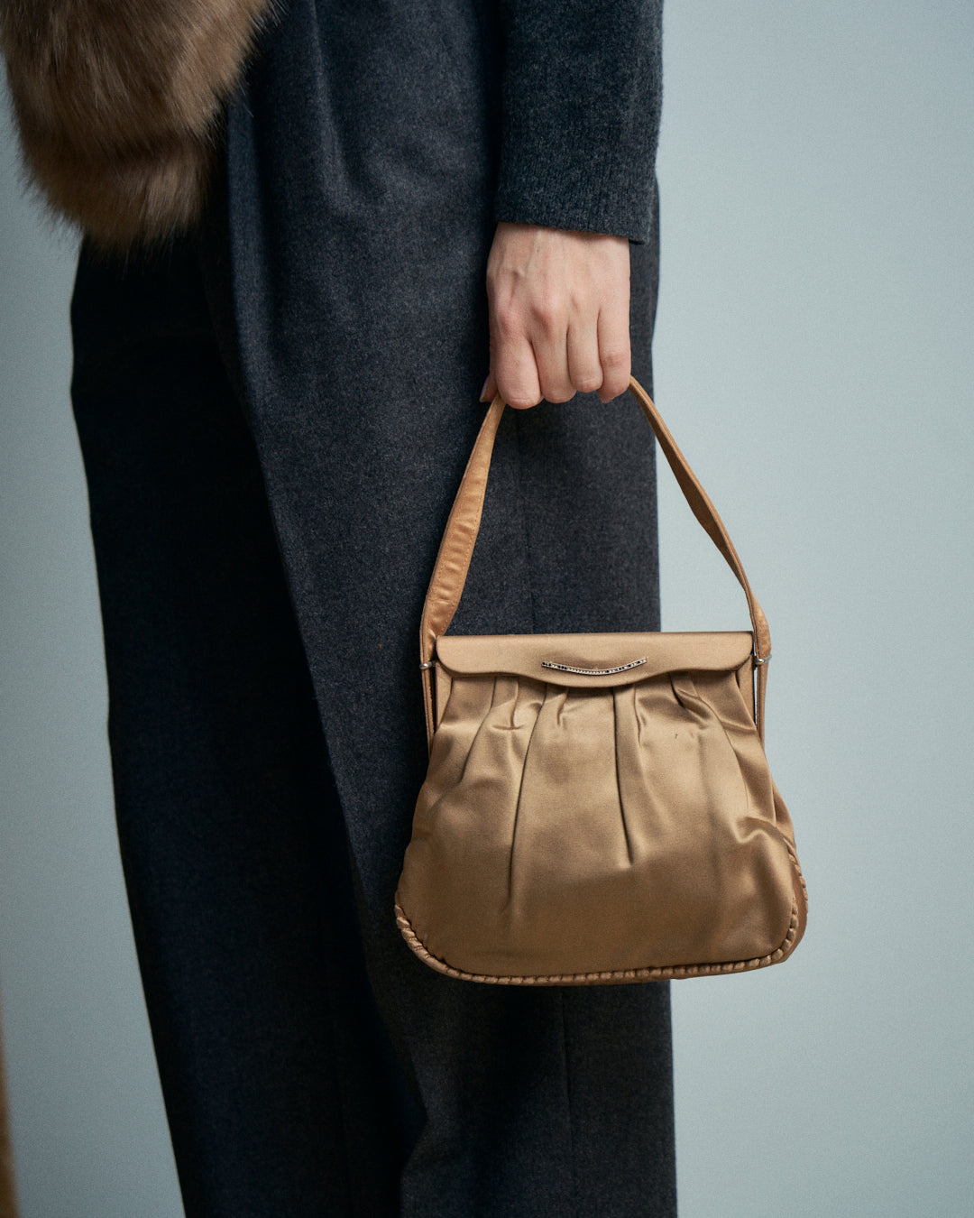 Borsa anni 40 in raso di seta oro con pochette e porta cipria con cipria