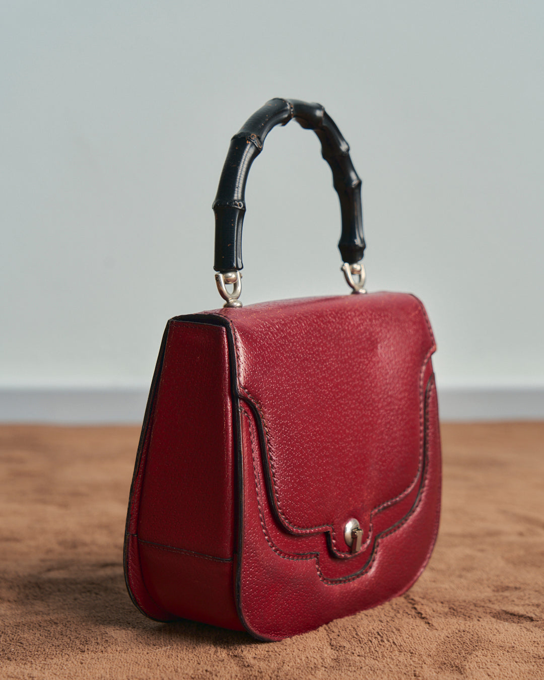 Borsa in pelle rossa con manico bambu nero anni 50