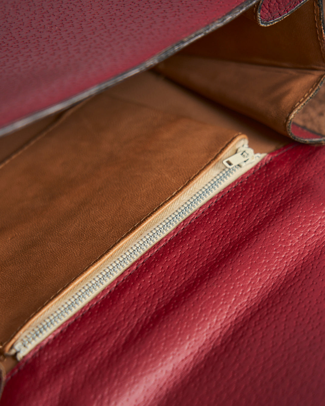 Borsa in pelle rossa con manico bambu nero anni 50