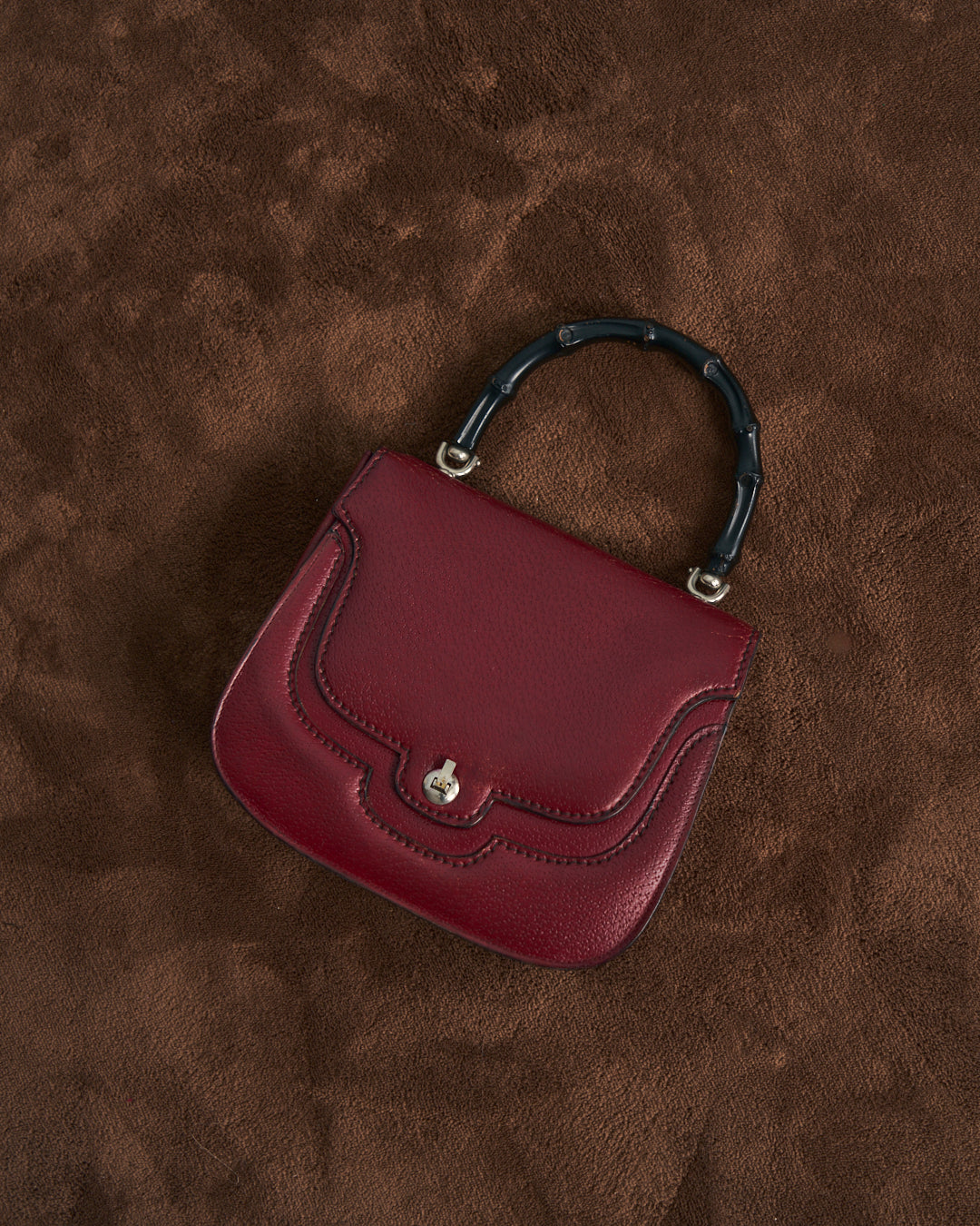 Borsa in pelle rossa con manico bambu nero anni 50