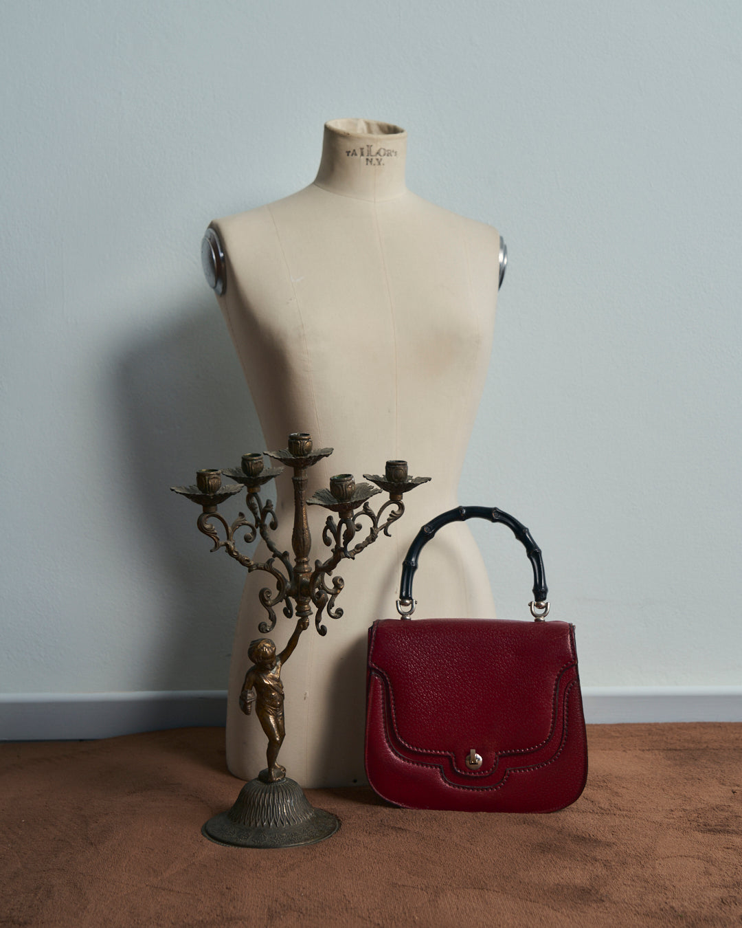 Borsa in pelle rossa con manico bambu nero anni 50