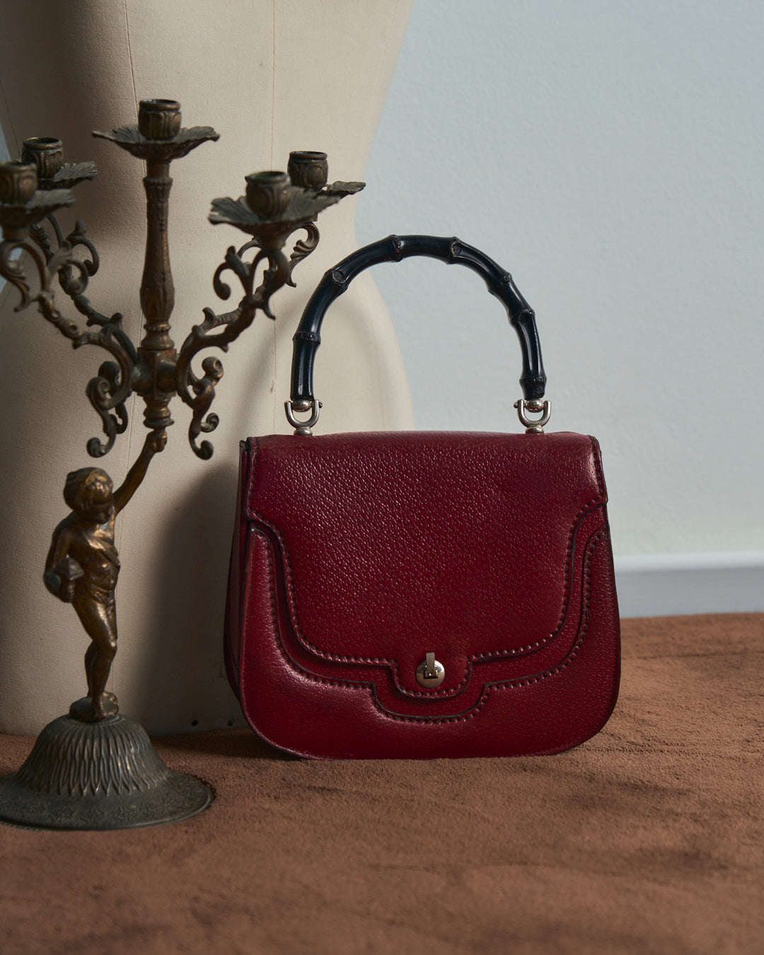 Borsa in pelle rossa con manico bambu nero anni 50