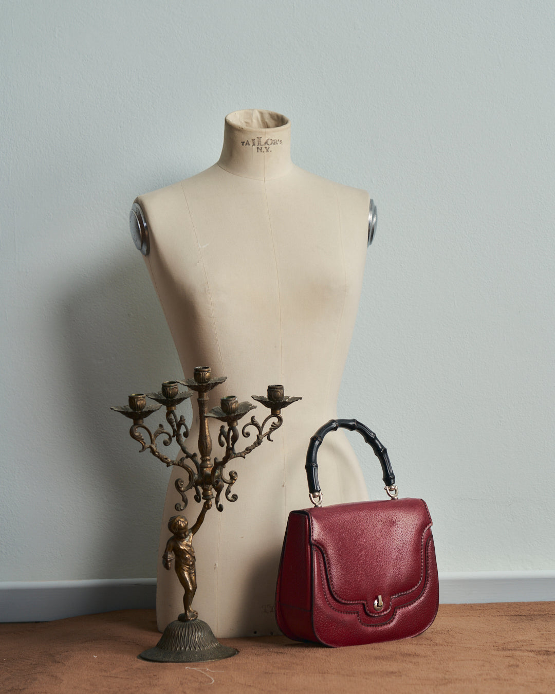 Borsa in pelle rossa con manico bambu nero anni 50
