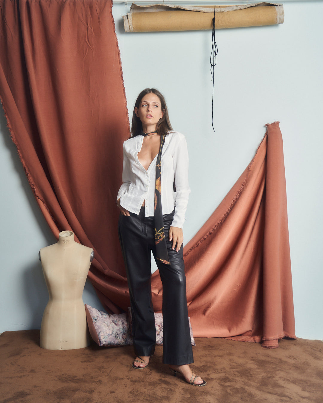 Camicia in cotone jacquard con fusciacca a foulard sul collo, scollo ampio