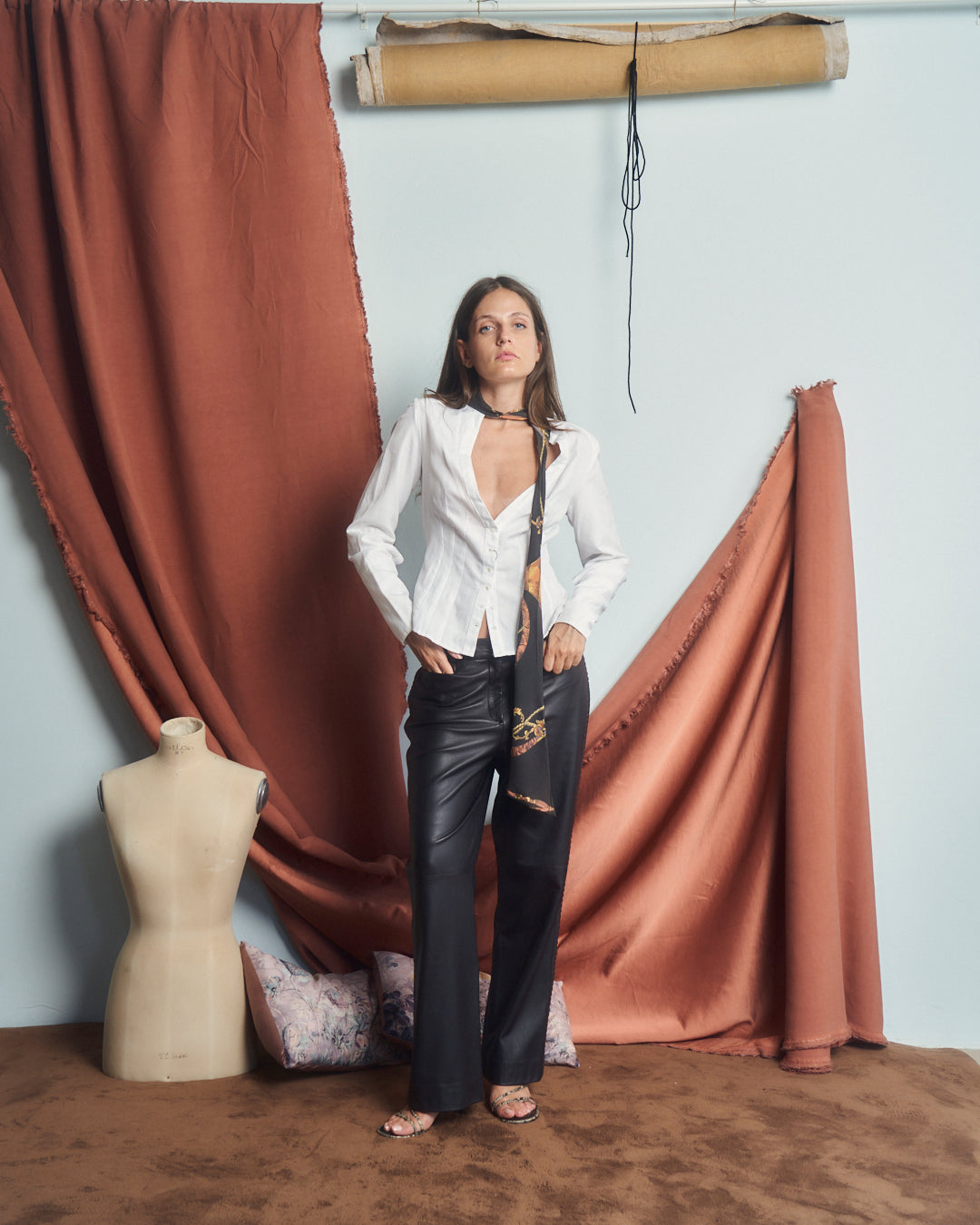 Camicia in cotone jacquard con fusciacca a foulard sul collo, scollo ampio