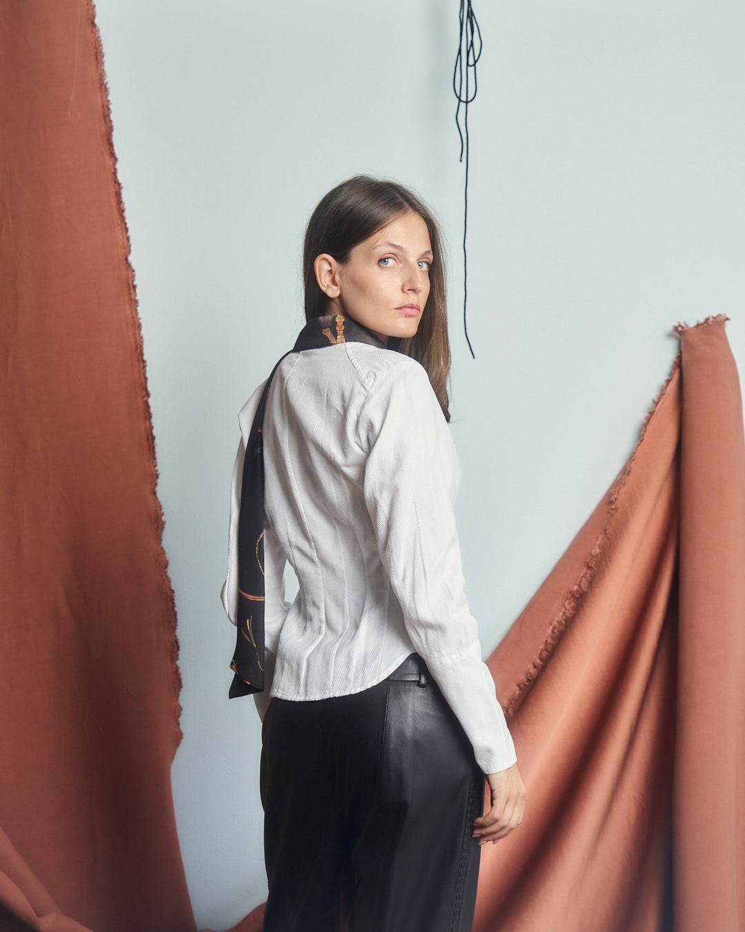 Camicia in cotone jacquard con fusciacca a foulard sul collo, scollo ampio