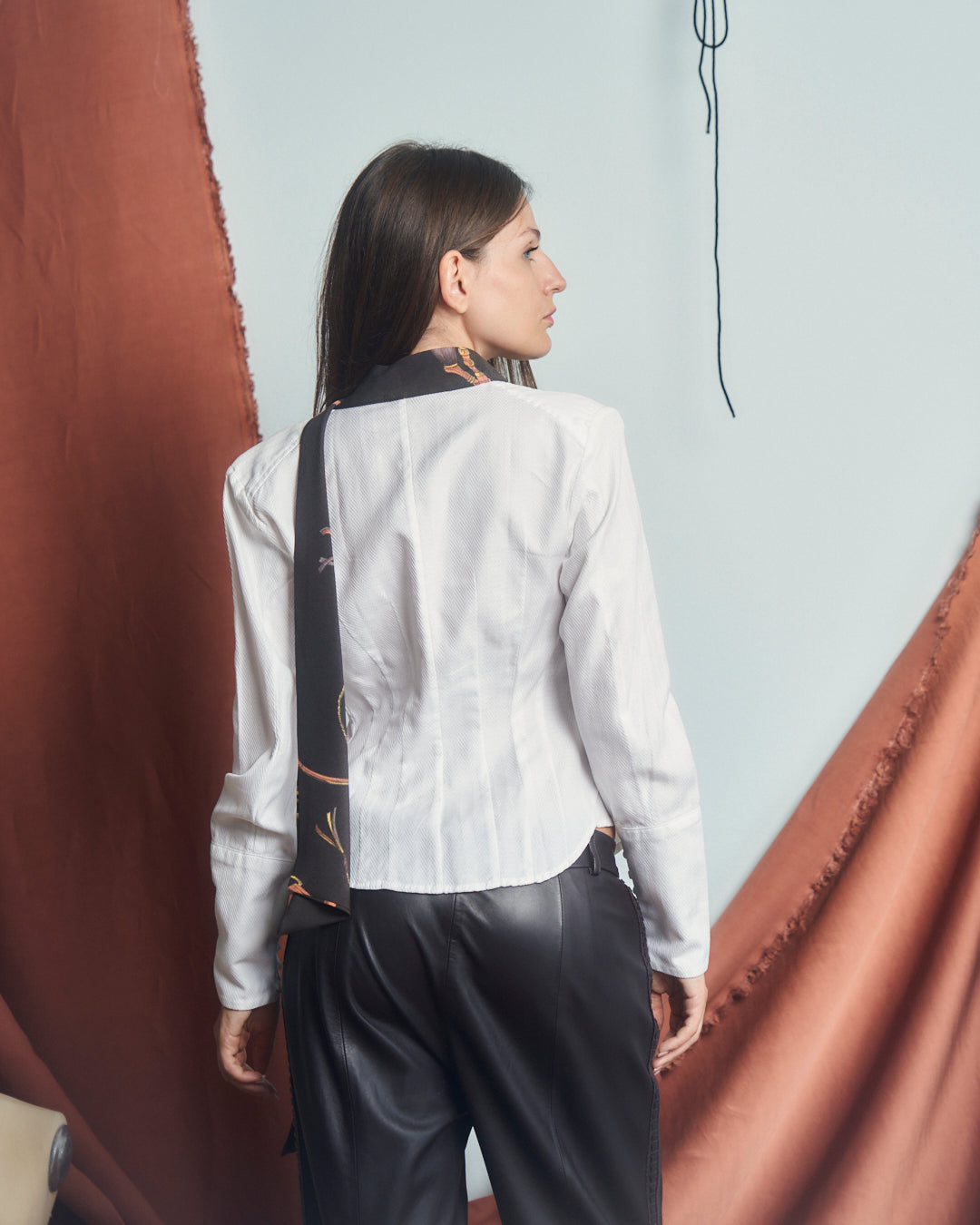 Camicia in cotone jacquard con fusciacca a foulard sul collo, scollo ampio