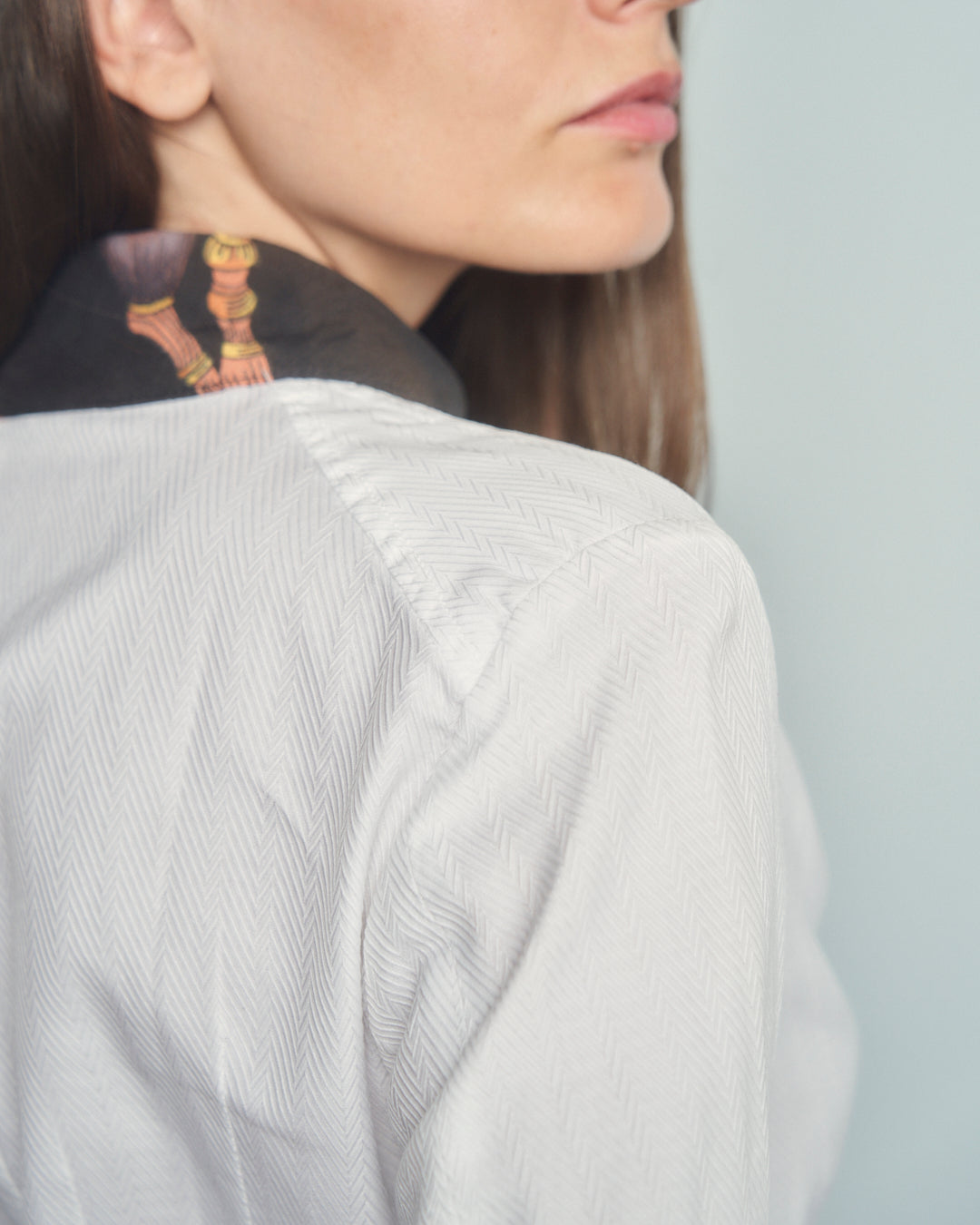 Camicia in cotone jacquard con fusciacca a foulard sul collo, scollo ampio