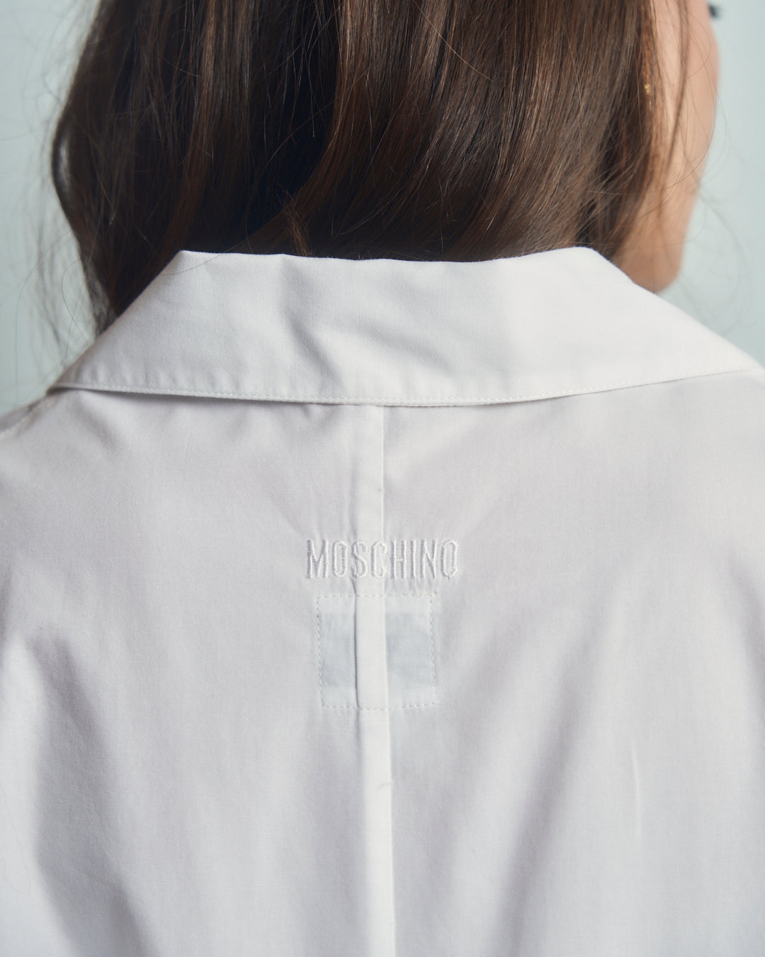 Camicia Moschino con fiocco sul retro, collo hawaii