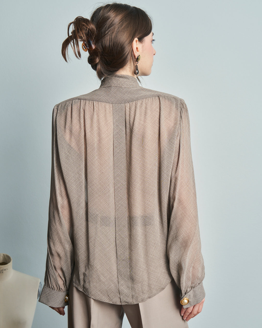 Camicia in pura seta sartoriale, arricciata, con nodo e gemelli.