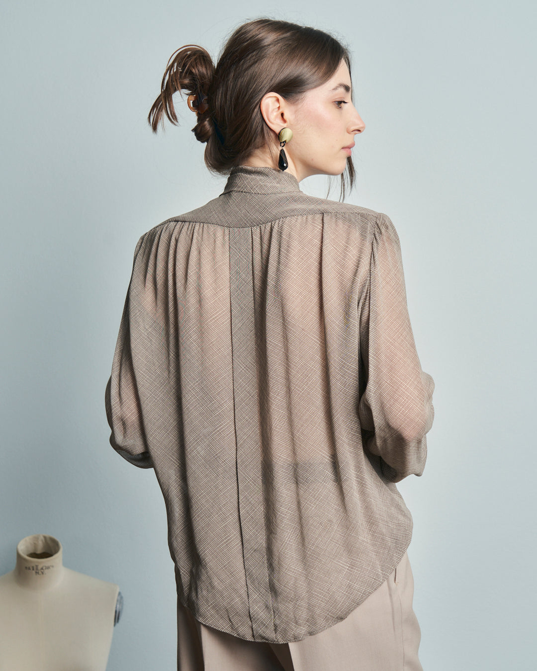 Camicia in pura seta sartoriale, arricciata, con nodo e gemelli.