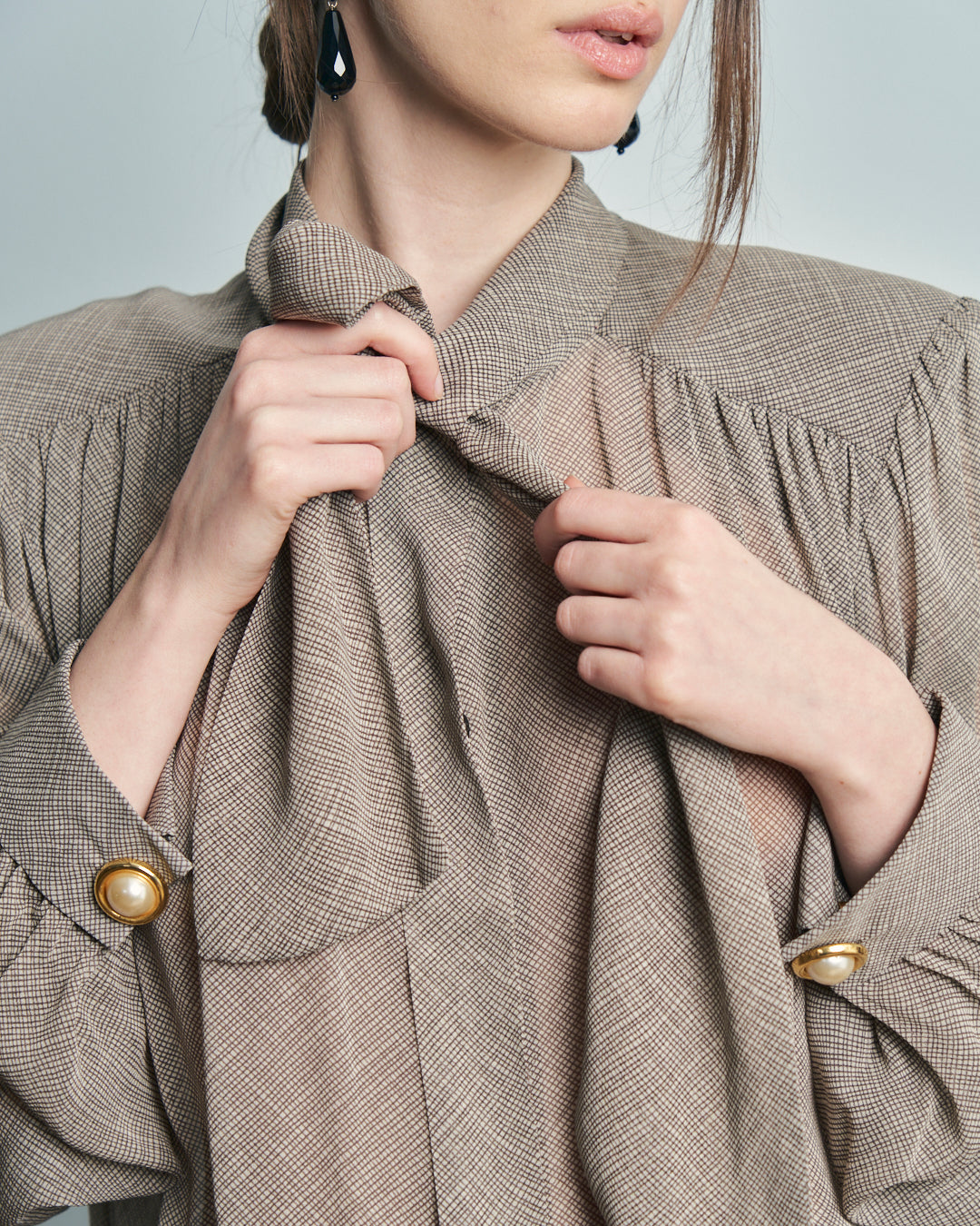 Camicia in pura seta sartoriale, arricciata, con nodo e gemelli.