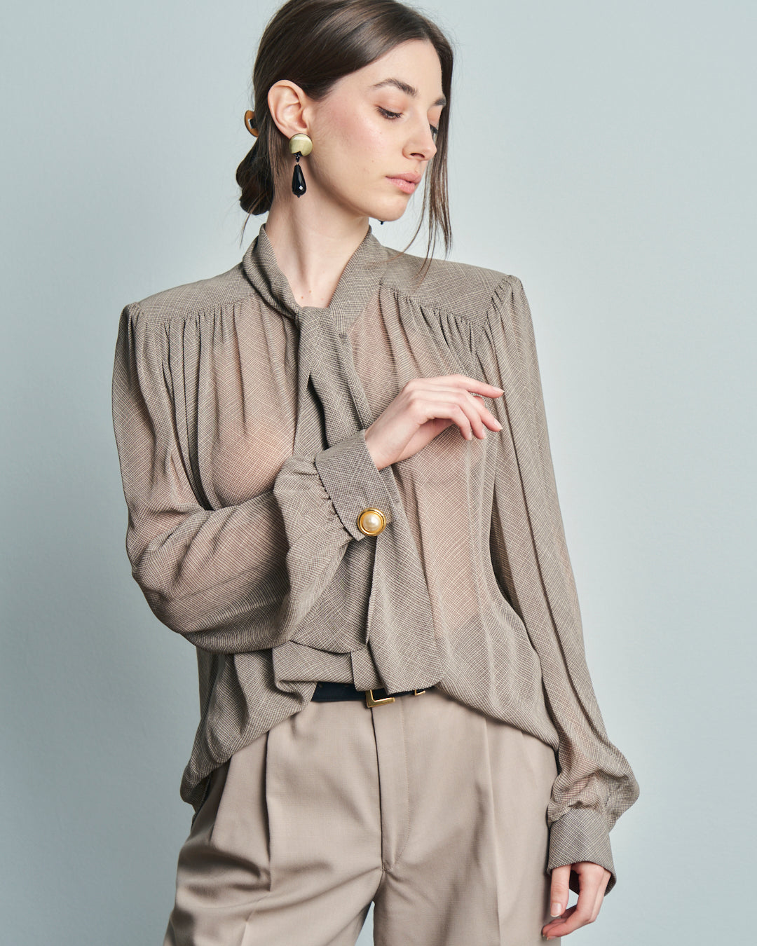 Camicia in pura seta sartoriale, arricciata, con nodo e gemelli.