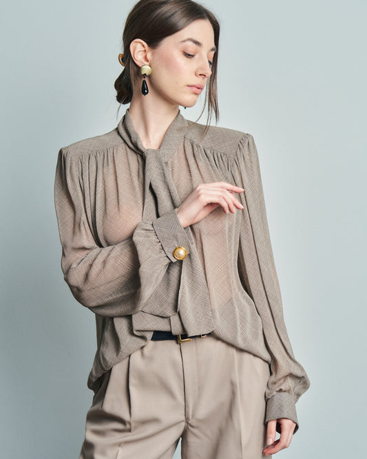 Camicia in pura seta sartoriale, arricciata, con nodo e gemelli.