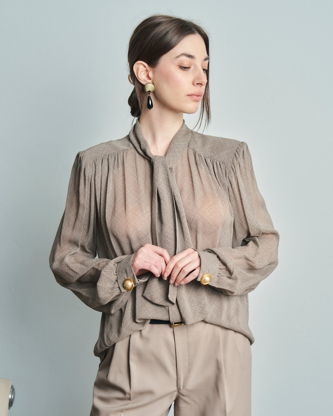 Camicia in pura seta sartoriale, arricciata, con nodo e gemelli.