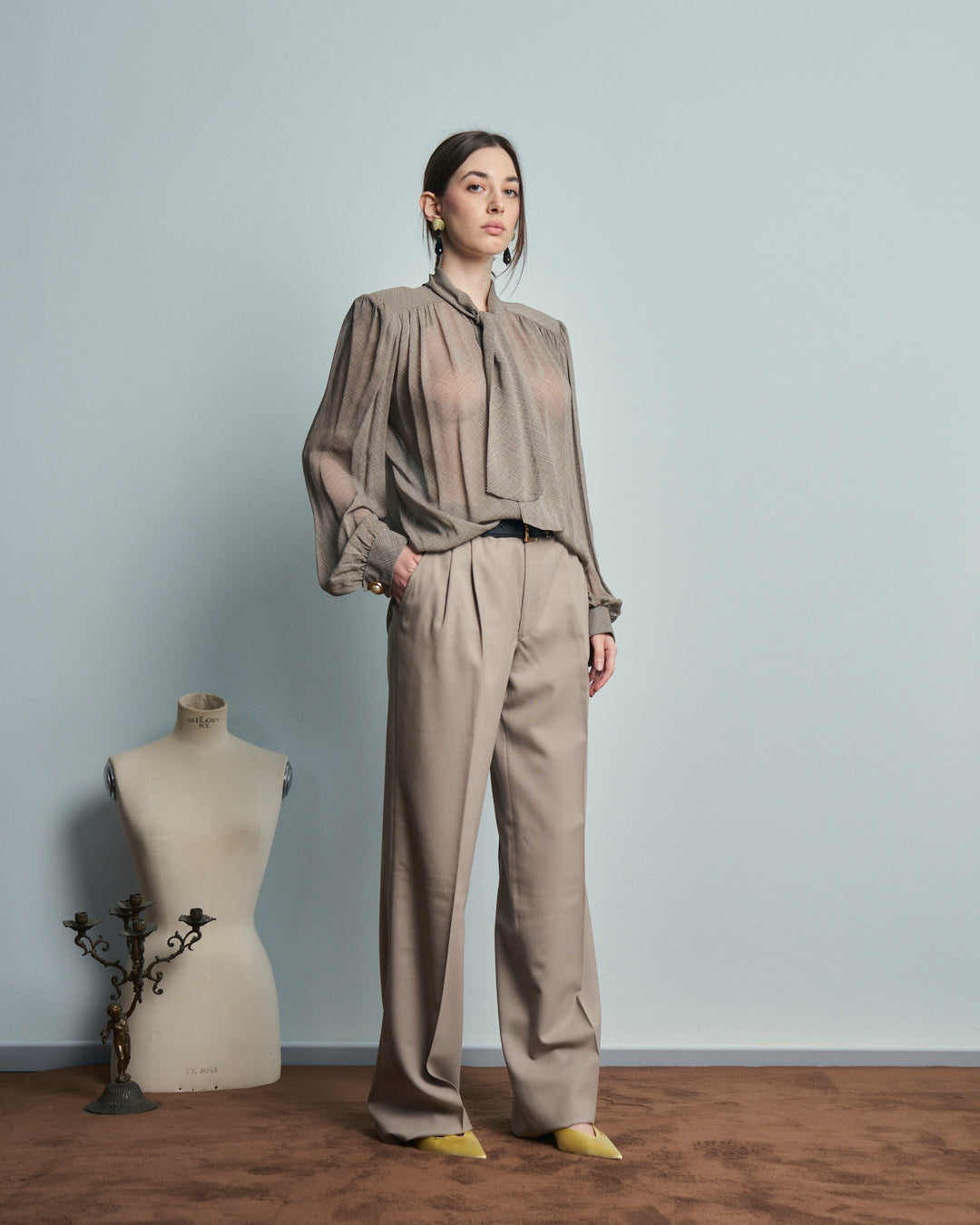 Camicia in pura seta sartoriale, arricciata, con nodo e gemelli.