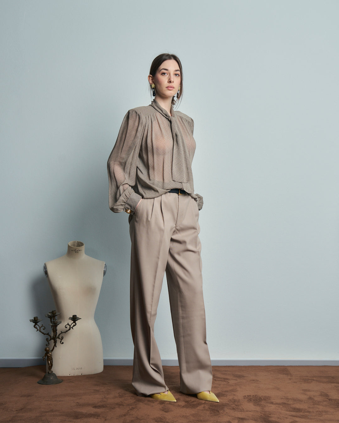 Camicia in pura seta sartoriale, arricciata, con nodo e gemelli.