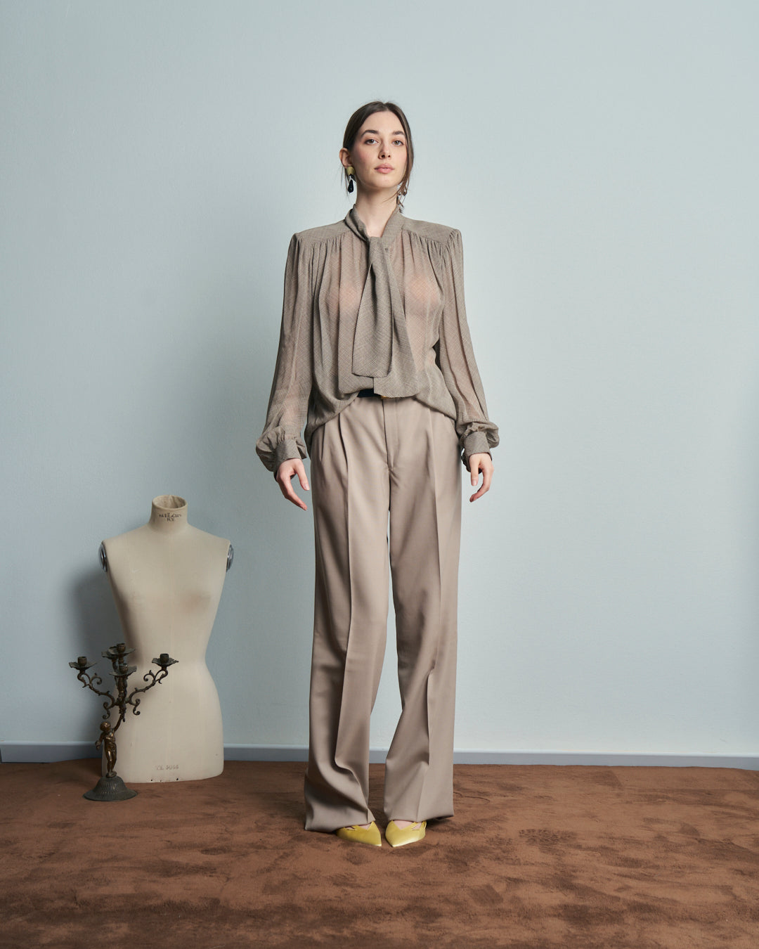 Camicia in pura seta sartoriale, arricciata, con nodo e gemelli.