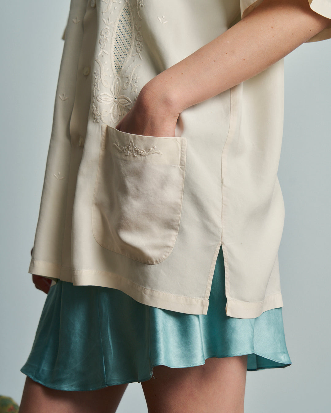 Camicia Orientale ricamata in seta a manica corta