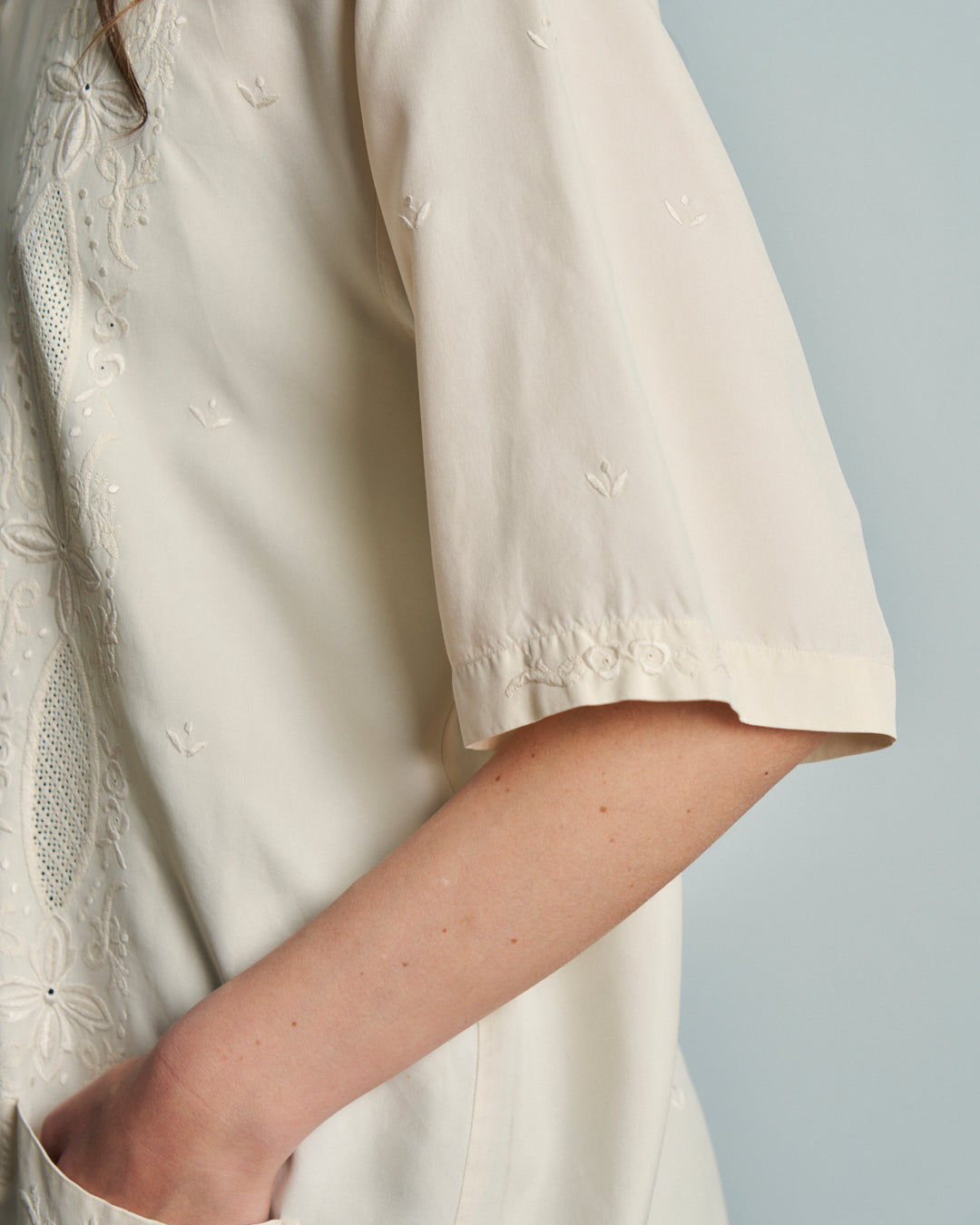 Camicia Orientale ricamata in seta a manica corta