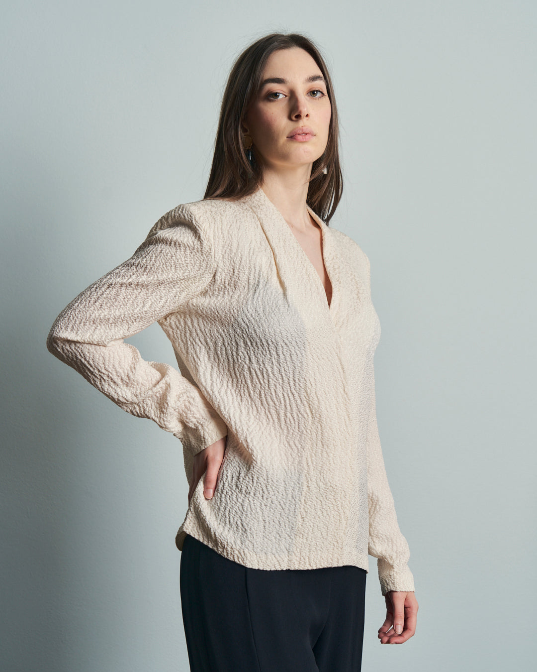 Blusa sartoriale anni 90 in pura seta cloqué con bottone nascosto