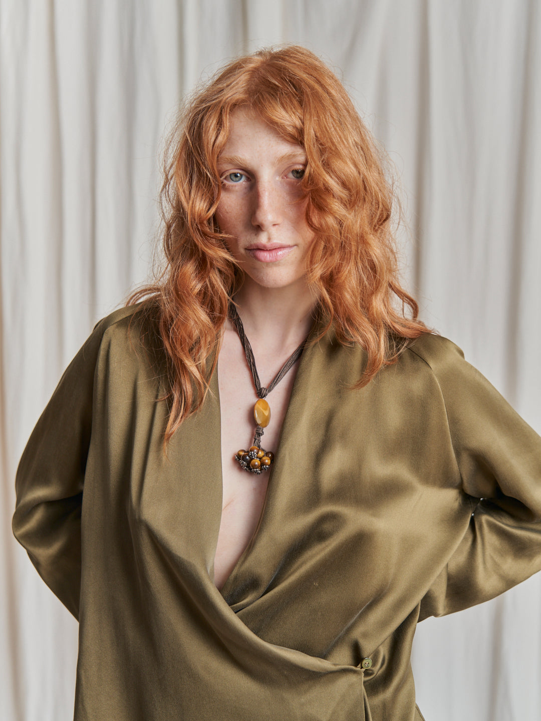 Blusa in seta Color Oliva in crepe raso incrociata