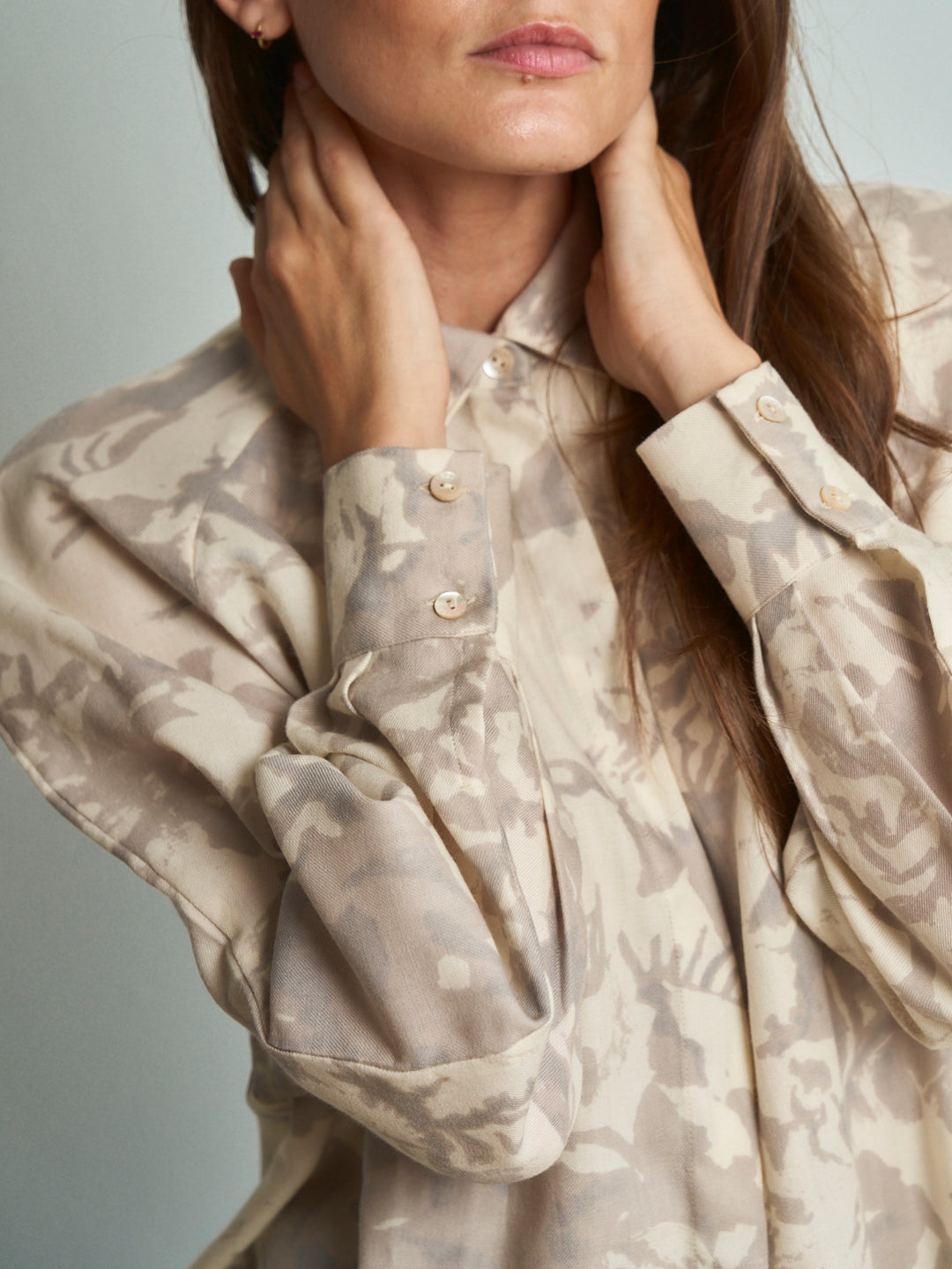 Camicia in lana Trussardi con spalle alte raglan modello a campana