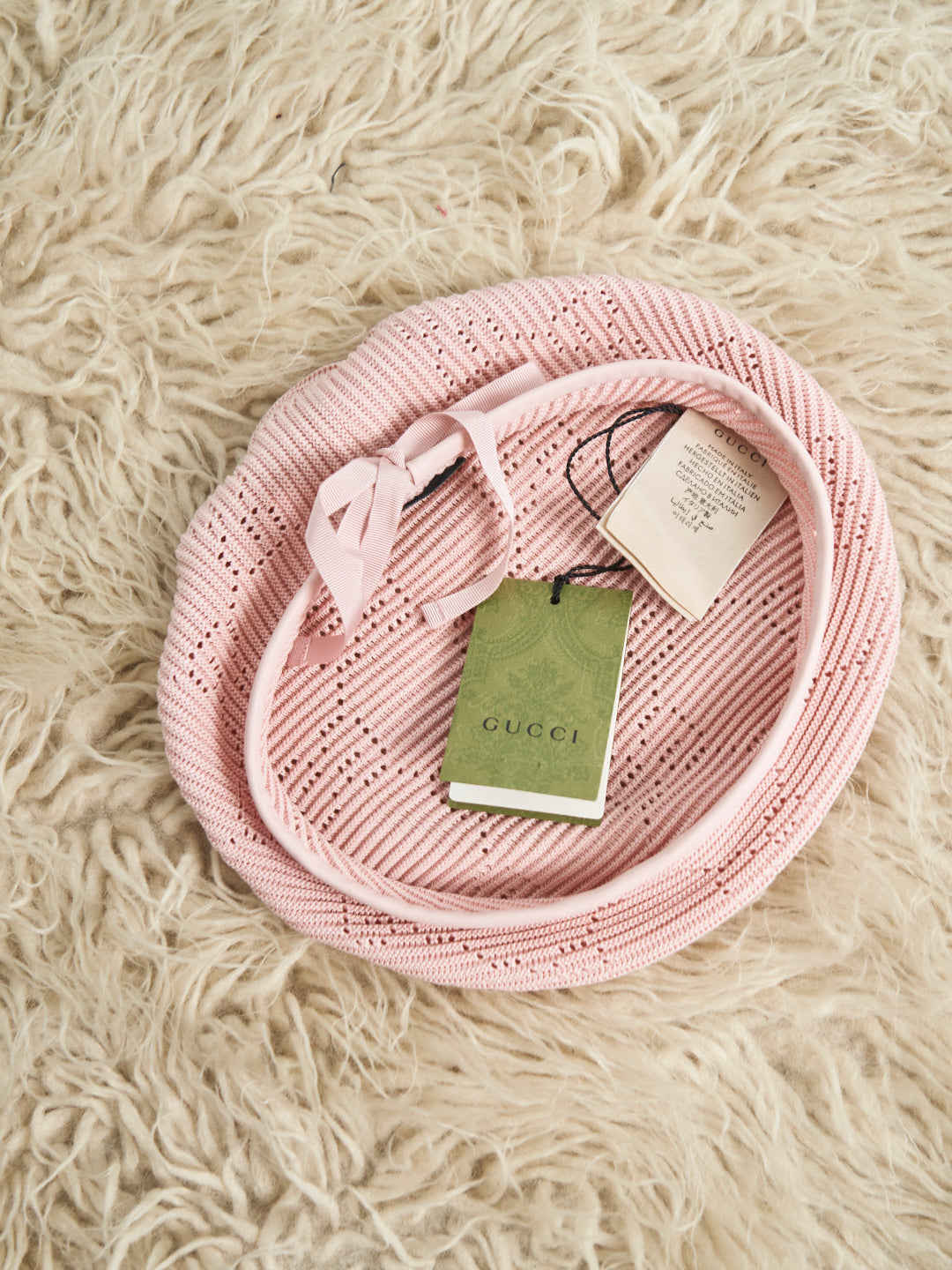 Basco in rosa firmato Gucci logo crochet GG