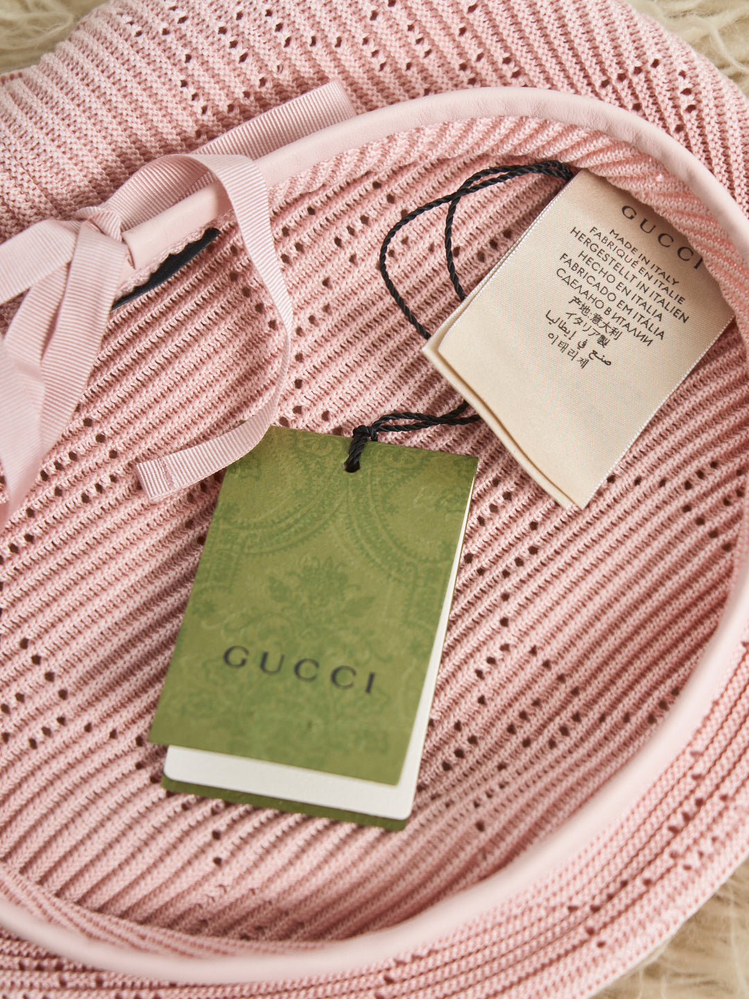 Basco in rosa firmato Gucci logo crochet GG
