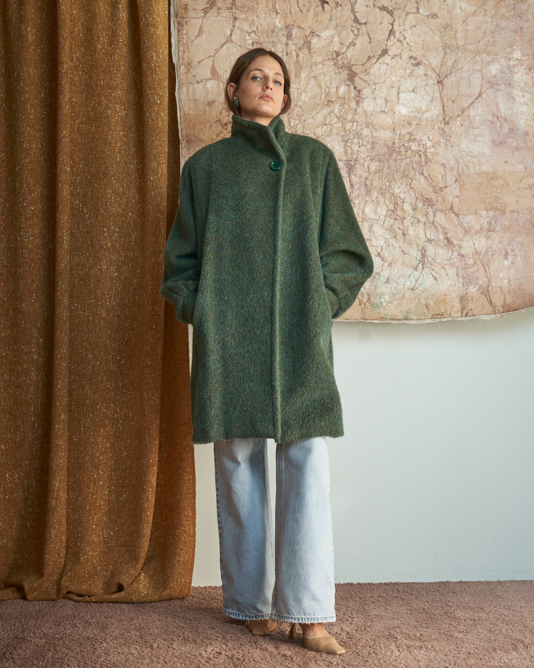 Cappotto in lana media lunghezza con bottone al collo