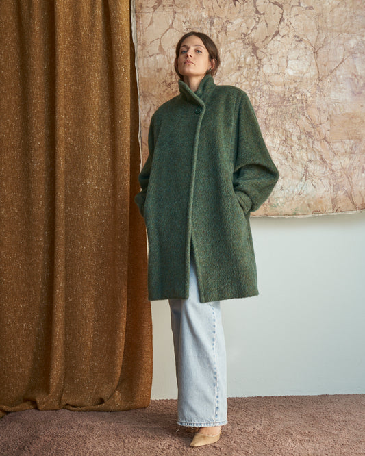 Cappotto in lana media lunghezza con bottone al collo