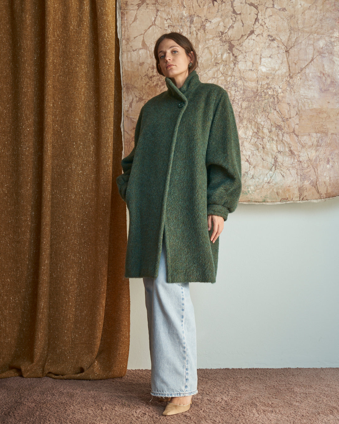 Cappotto in lana media lunghezza con bottone al collo