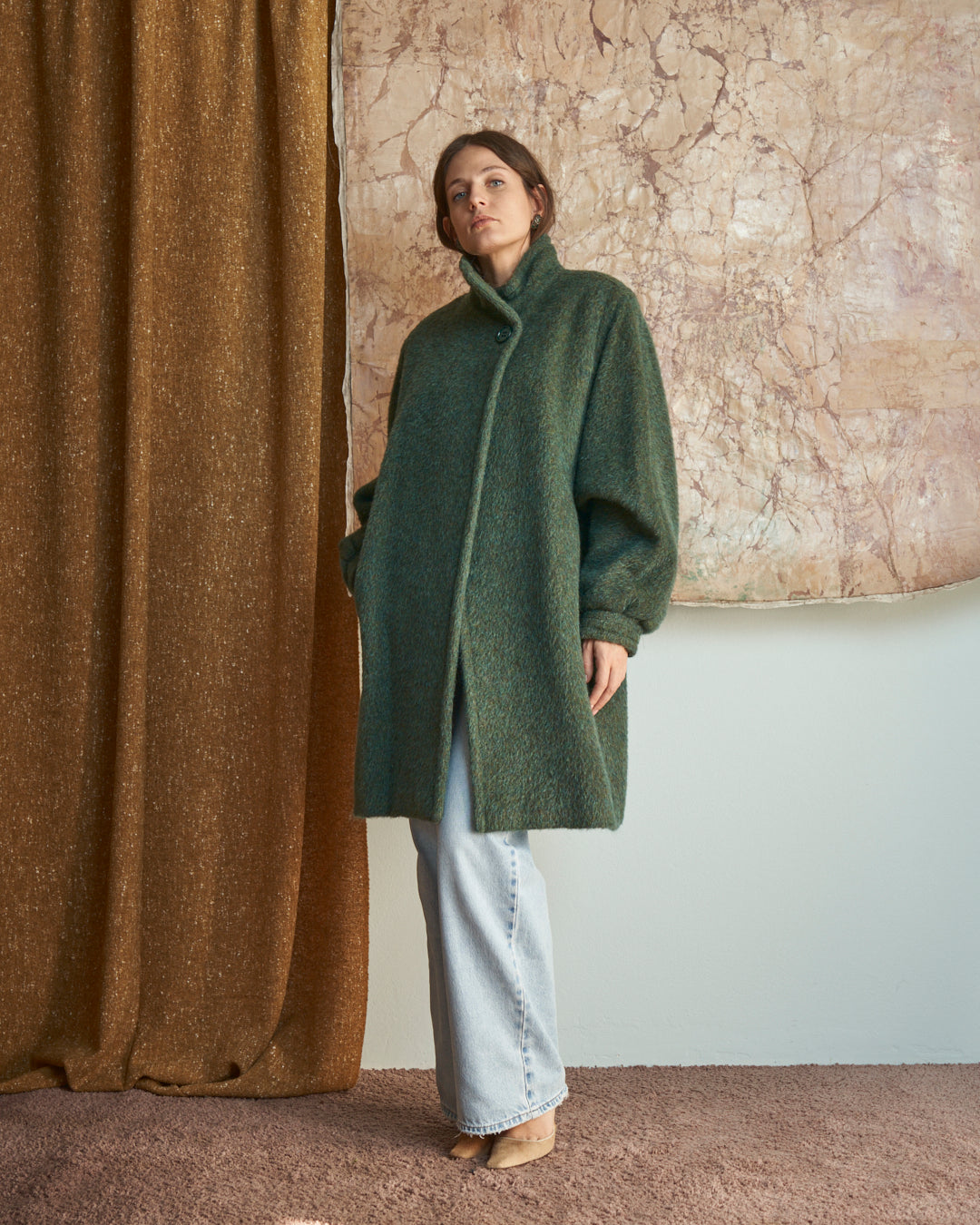 Cappotto in lana media lunghezza con bottone al collo