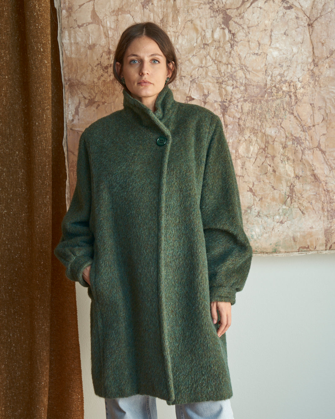 Cappotto in lana media lunghezza con bottone al collo