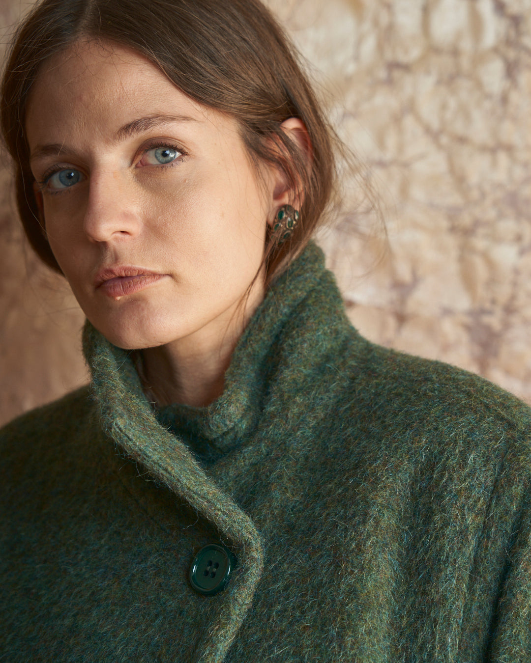 Cappotto in lana media lunghezza con bottone al collo