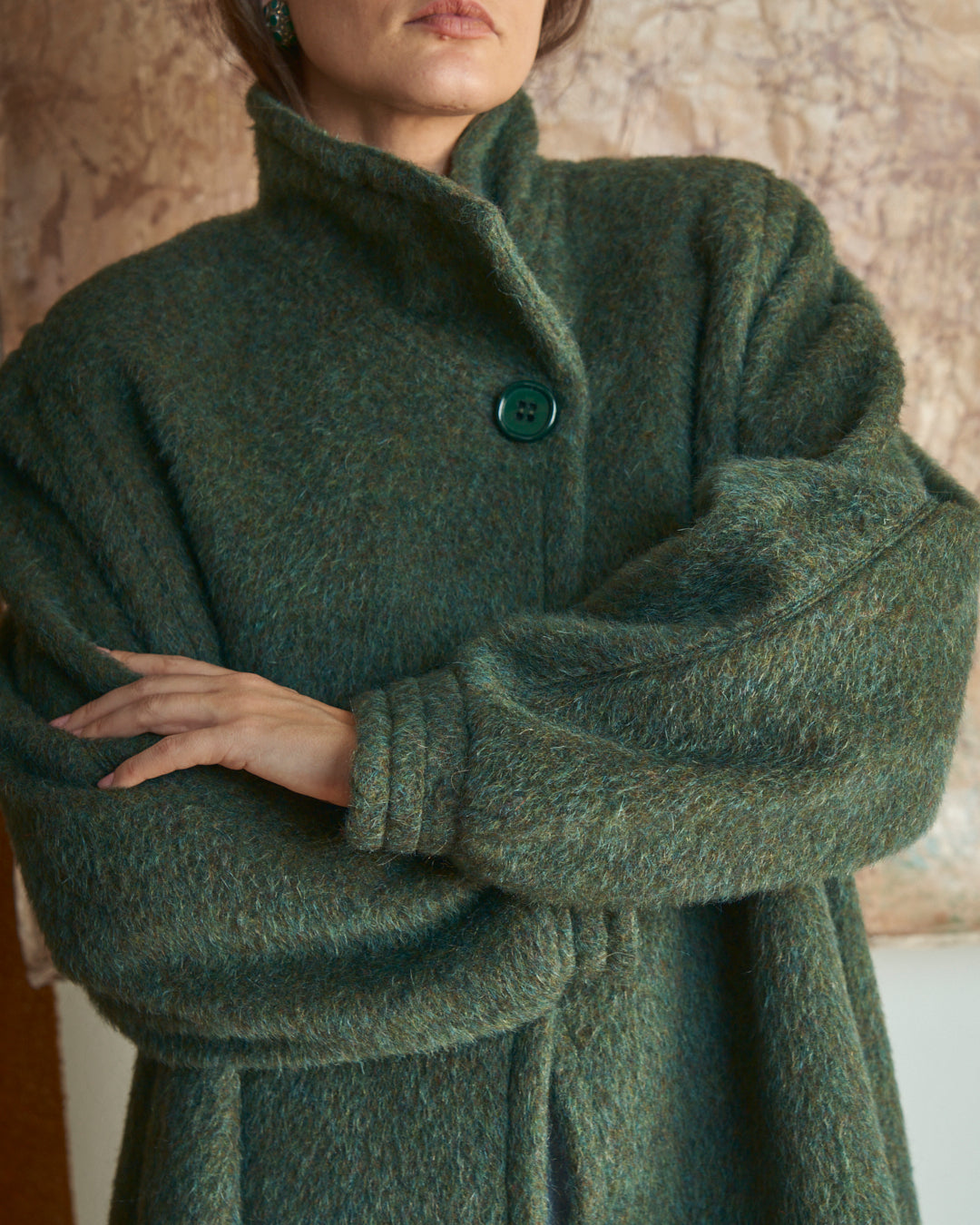 Cappotto in lana media lunghezza con bottone al collo