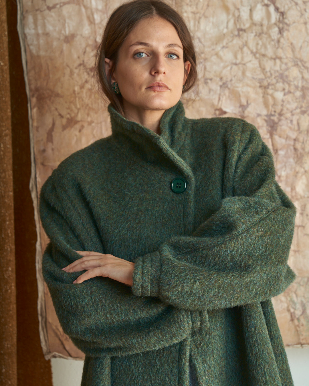 Cappotto in lana media lunghezza con bottone al collo