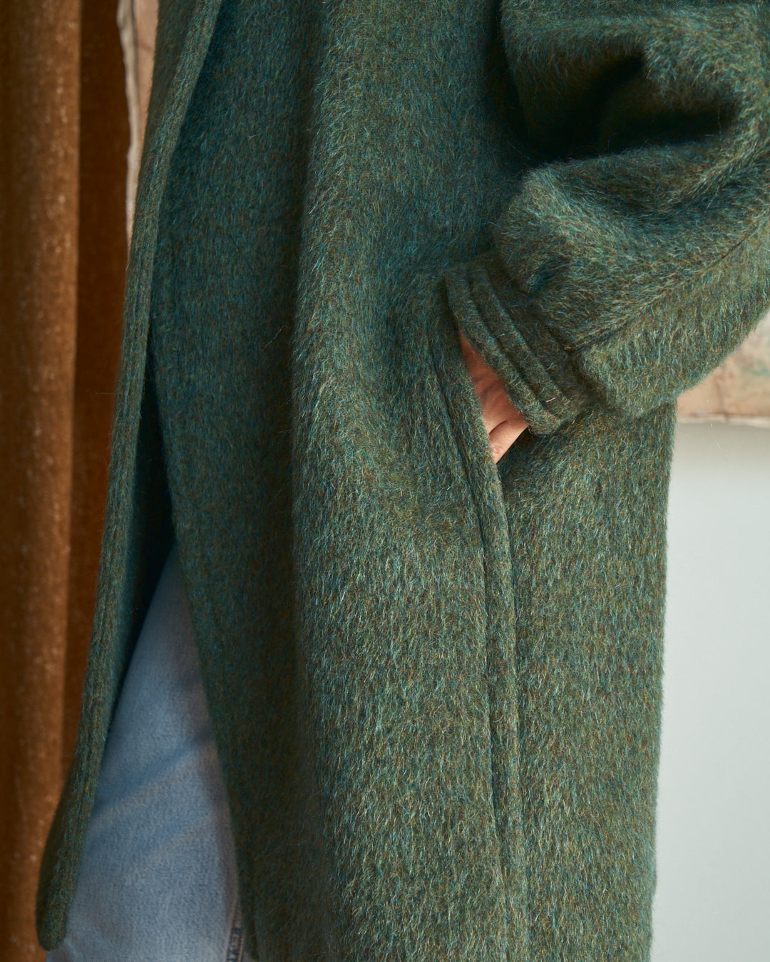 Cappotto in lana media lunghezza con bottone al collo