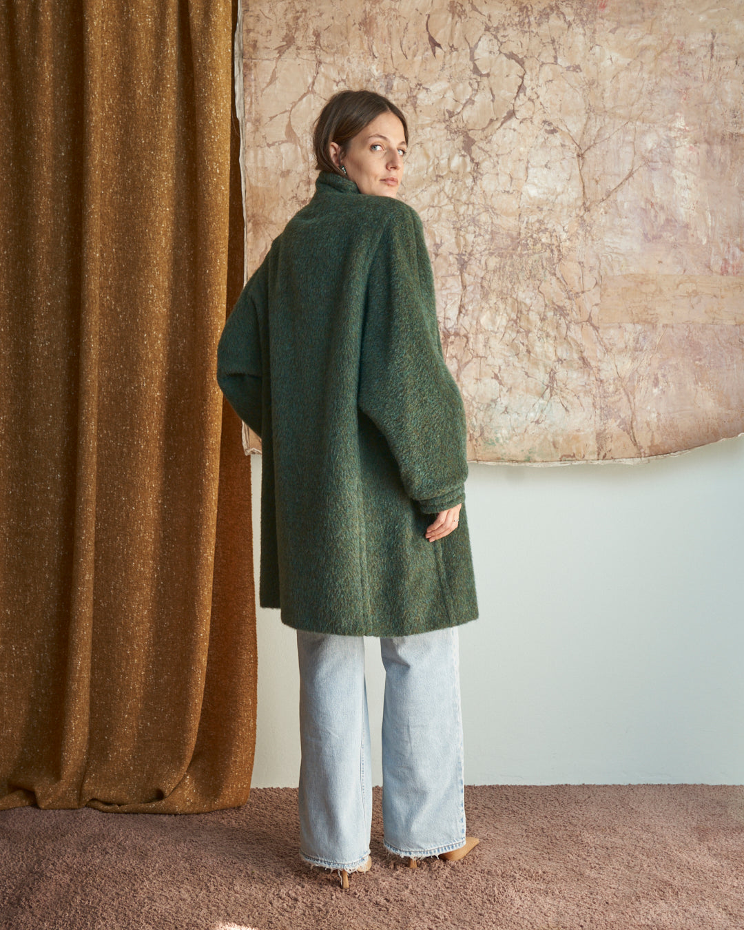 Cappotto in lana media lunghezza con bottone al collo