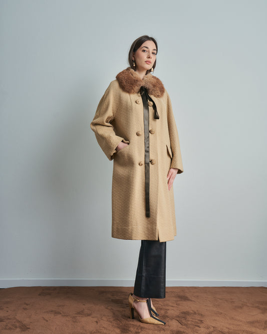 Cappotto sartoriale americano anni 60 con spalla kimono in tessuto jacquard e bottoni