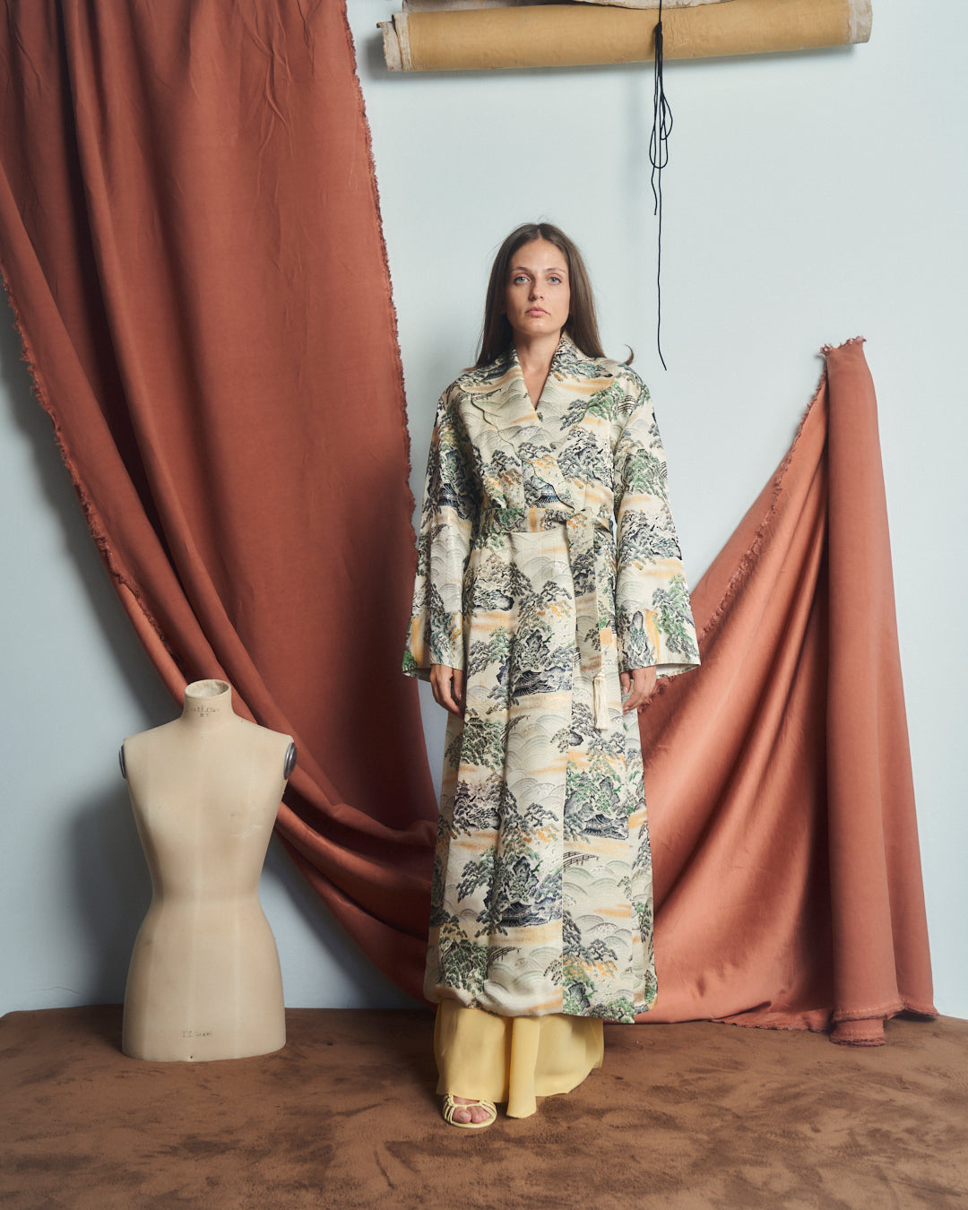 Cappotto anni 50 taglio vestaglia in tessuto rayon jacquard con disegni giapponesi.
