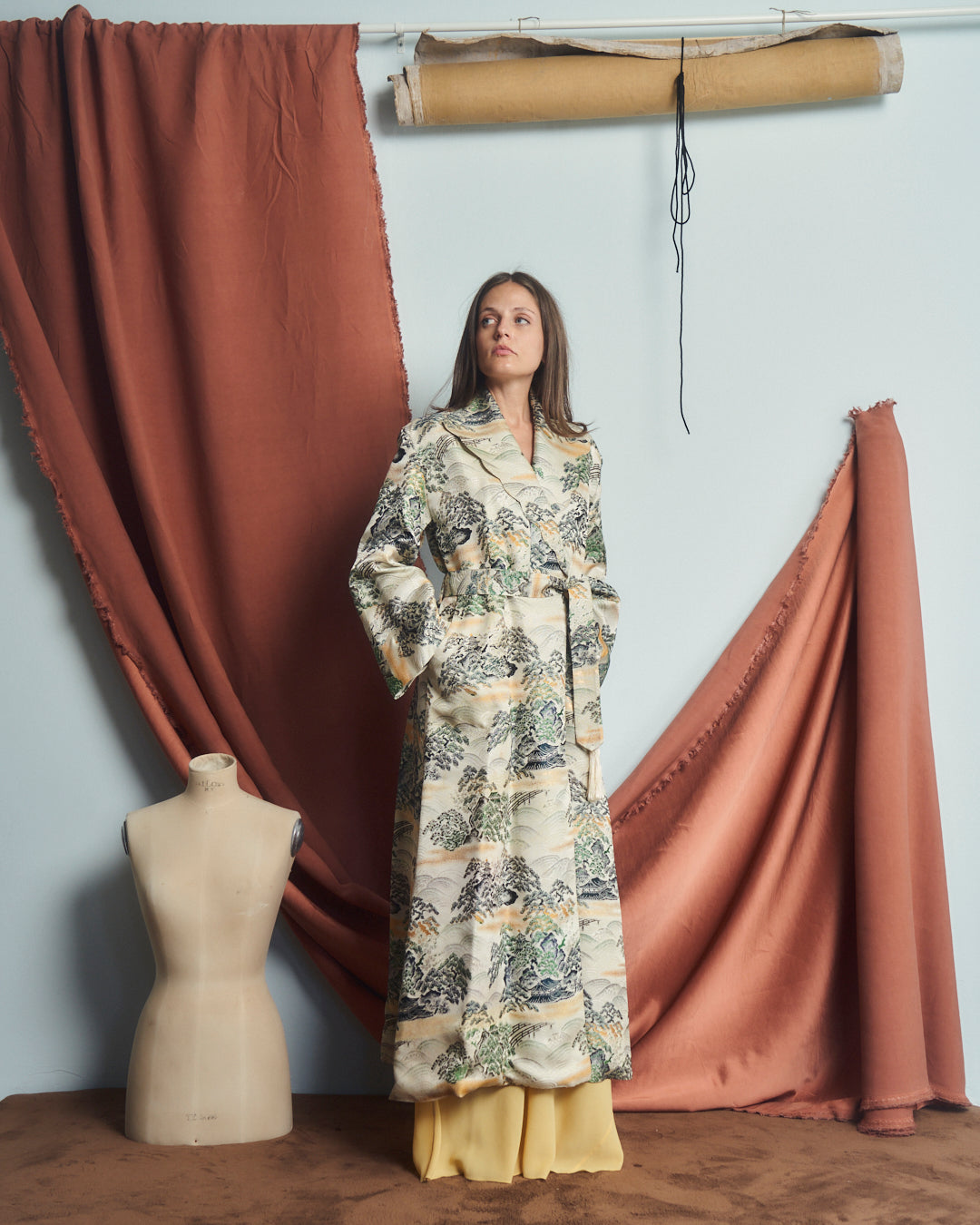 Cappotto anni 50 taglio vestaglia in tessuto rayon jacquard con disegni giapponesi.
