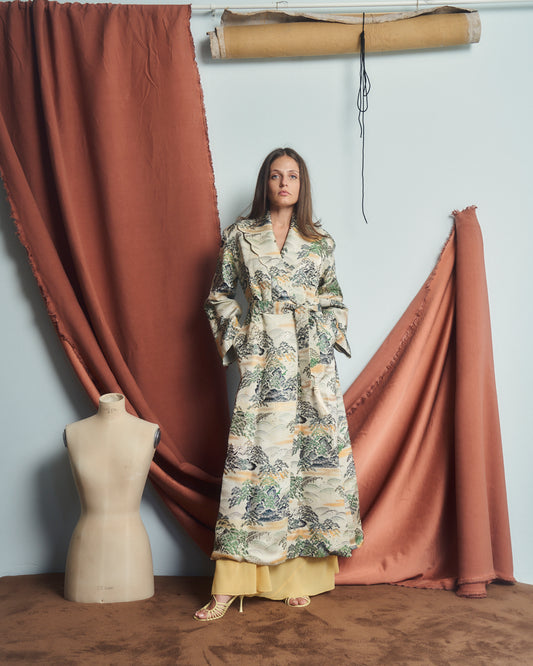 Cappotto anni 50 taglio vestaglia in tessuto rayon jacquard con disegni giapponesi.