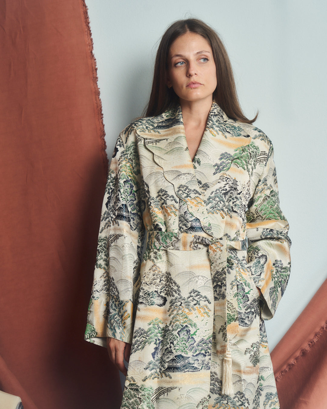 Cappotto anni 50 taglio vestaglia in tessuto rayon jacquard con disegni giapponesi.